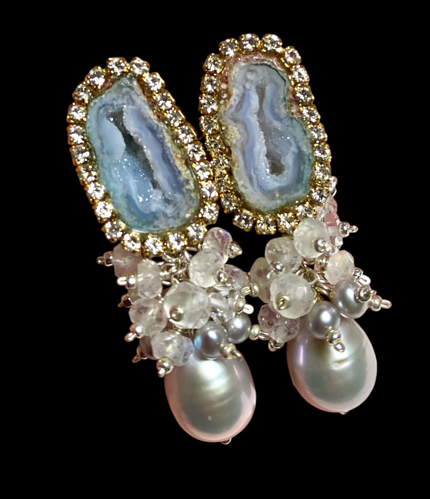 Elegant earrings with tabasco geode stones and pearls on a black background