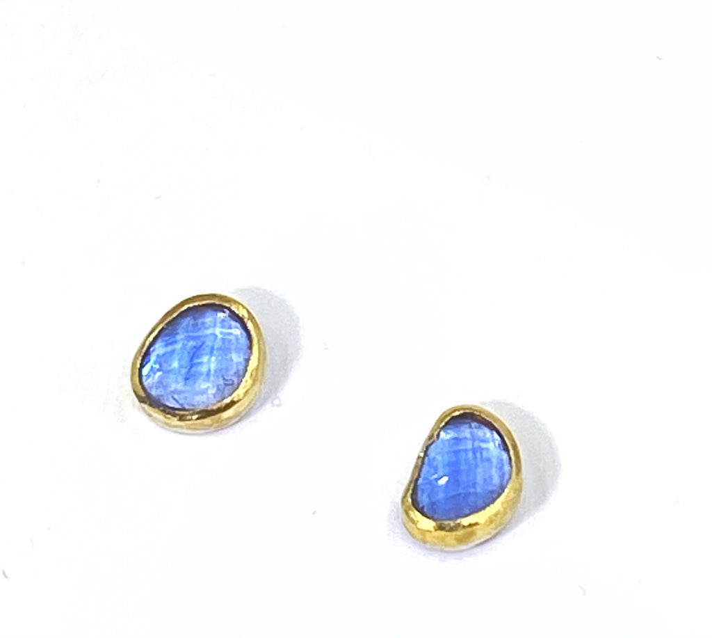 Tanzanite 22 kt Gold Stud Earrings Rose Cut Gemstone