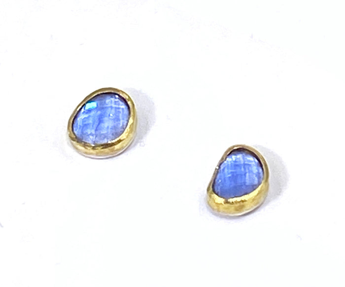 Tanzanite 22 kt Gold Stud Earrings Rose Cut Gemstone